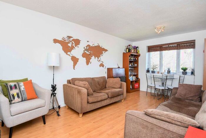 2 Bedroom Flat To Rent In Peartree Avenue, London, SW17