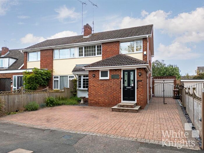 3 Bedroom Semi-Detached House For Sale In Quentin Road, Woodley, Reading, Berkshire, RG5