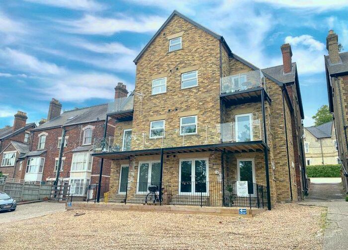 1 Bedroom Flat To Rent In Town Centre - High Wycombe, HP13