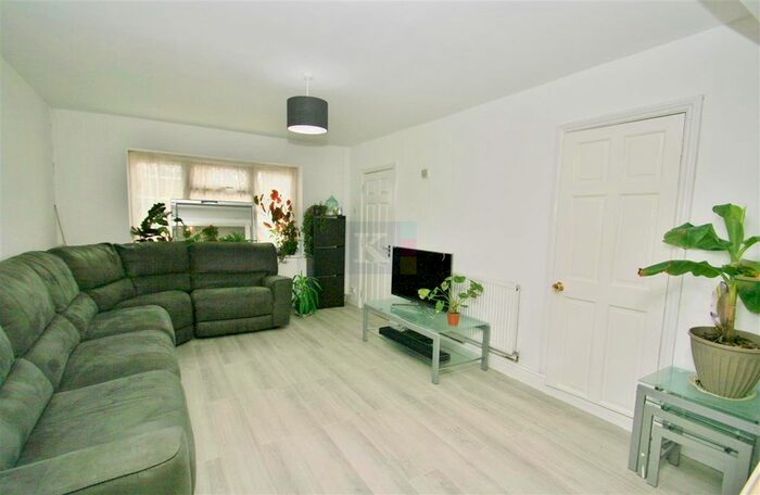 3 Bedroom Semi-Detached House To Rent In Birchway, Hayes UB3