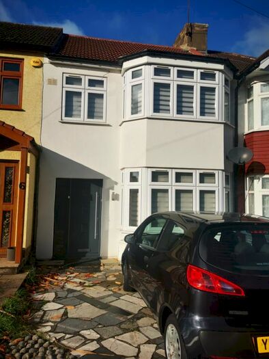 3 Bedroom Terraced House To Rent In New Park Avenue, London, N13