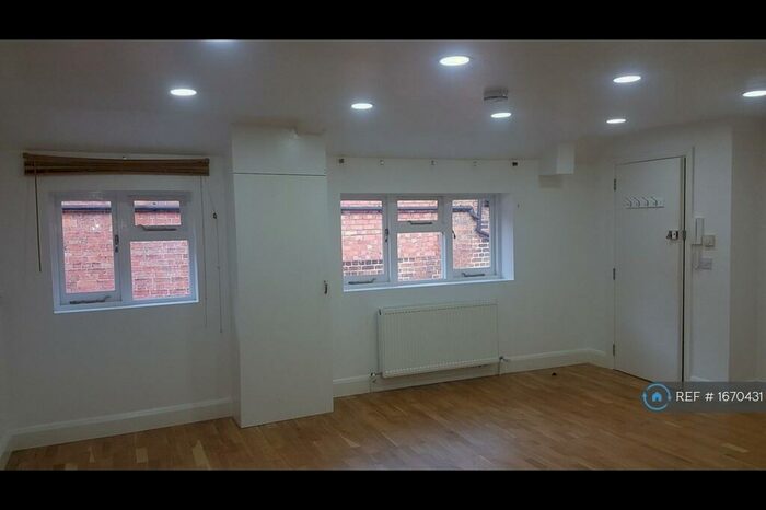 2 Bedroom Flat To Rent In Kingsbury, Aylesbury, HP20