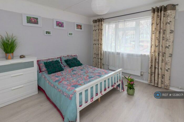 2 Bedroom Flat To Rent In East Street, London, SE17