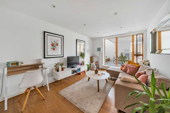 3 Bedroom Flat For Sale In Leswin Road, Stoke Newington, London, N16