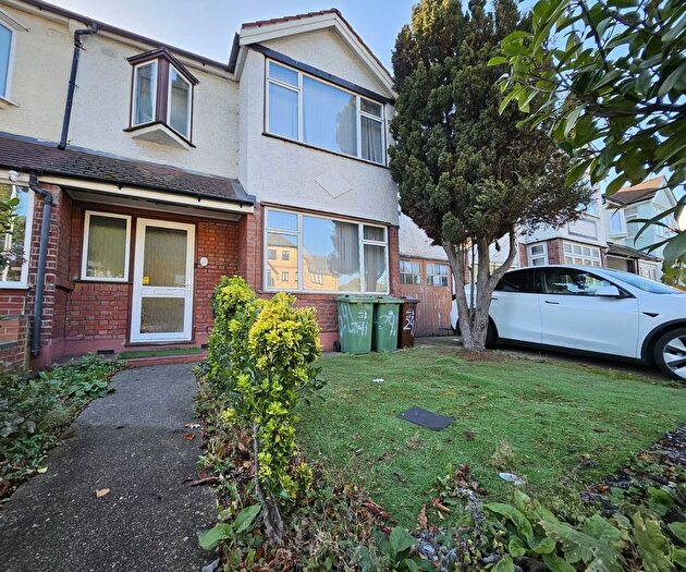 4 Bedroom Semi-Detached House To Rent In Croydon Road, Wallington, SM6