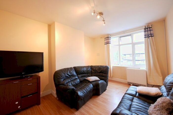 2 Bedroom Flat To Rent In Roneo Corner, Romford RM12