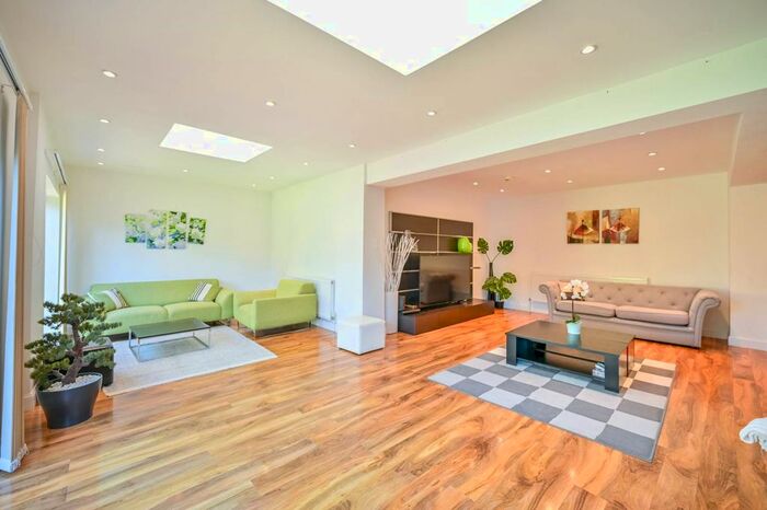 4 Bedroom Property To Rent In Robin Hood Lane, Kingston Vale, London, SW15