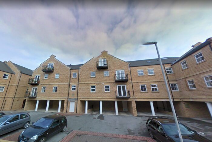 2 Bedroom Flat To Rent In Canalbank View, Leeds, West Yorkshire, LS13