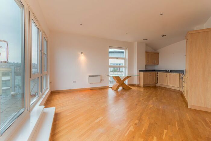 2 Bedroom Flat To Rent In Mead Lane, Hertford SG13