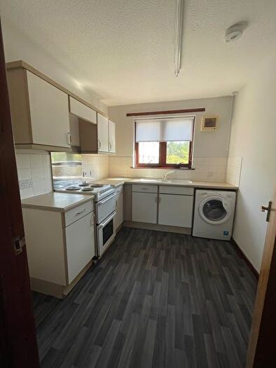 775 Bedroom Flat To Rent In Colton Court, Dunfermline, Fife, KY12