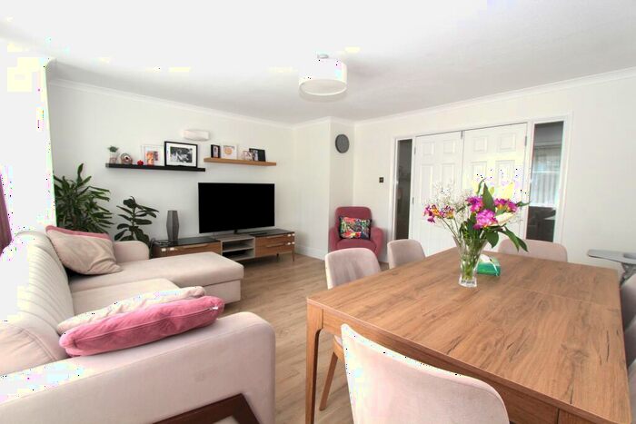 2 Bedroom Flat To Rent In Caroline Court, Bath Road, Reading, RG1