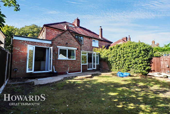 3 Bedroom Semi-Detached House For Sale In Lawn Avenue, Great Yarmouth, NR30