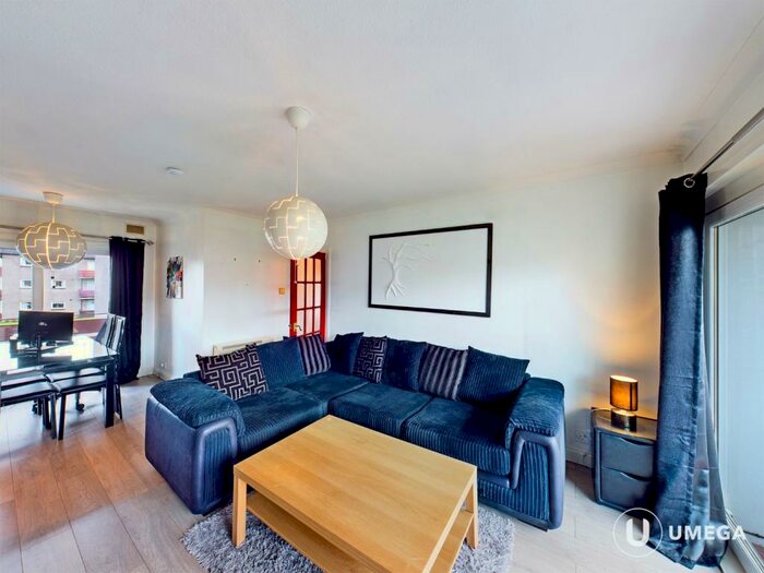 2 Bedroom Flat To Rent In West Craigs Crescent, East Craigs, Edinburgh, EH12