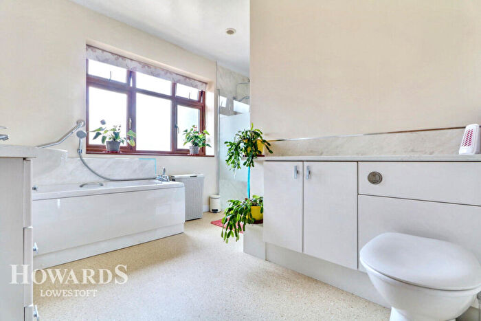 3 Bedroom Detached Bungalow For Sale In Chestnut Avenue, Oulton Broad, NR32