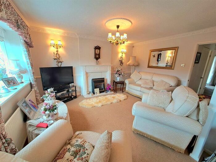 2 Bedroom Detached Bungalow For Sale In Windsor Close, Harlington, Doncaster, DN5