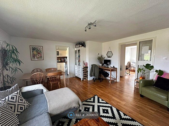 2 Bedroom Flat To Rent In Waverley Place, London, N4