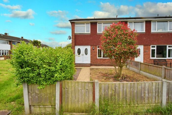 3 Bedroom House For Sale In * Check Out The Large Garden * St. Georges Walk, Canvey Island, SS8