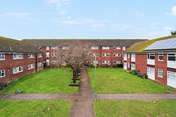 2 Bedroom Flat To Rent In Warwick Road, Beaconsfield, Buckinghamshire, HP9