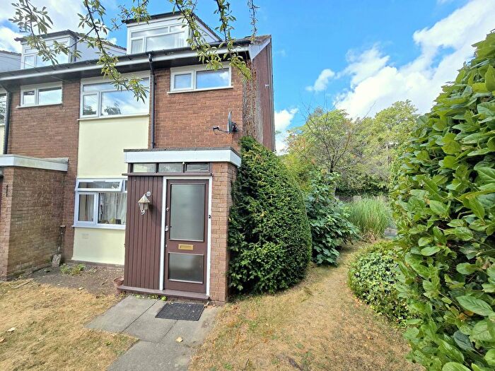 2 Bedroom Maisonette For Sale In Westfield Park, Hatch End, HA5