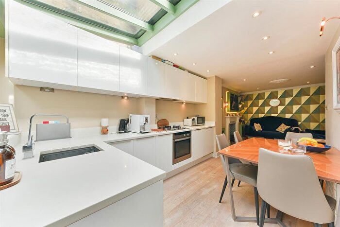 2 Bedroom Flat To Rent In Burstock Road, London, SW15