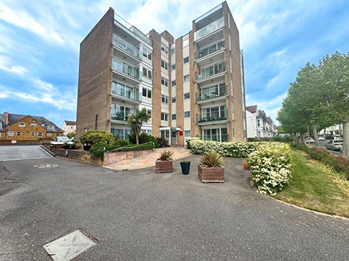 2 Bedroom Flat For Sale In Westcliff-on-Sea, Essex, SS0