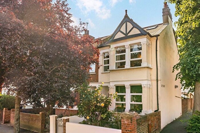 5 Bedroom Property For Sale In Oaklands Road, Hanwell, W7