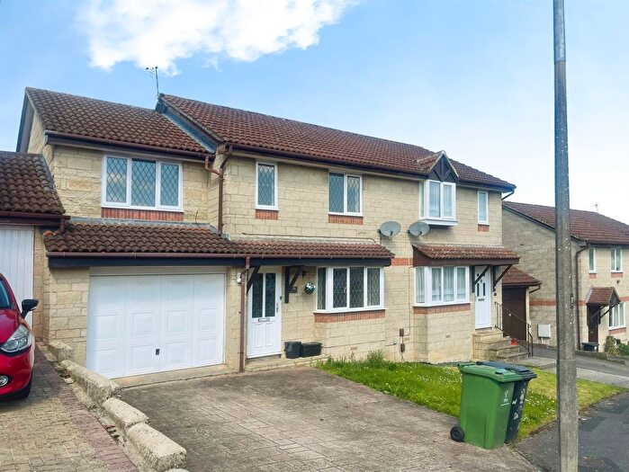 4 Bedroom Semi-Detached House For Sale In Locksgreen Crescent, Swindon, SN25