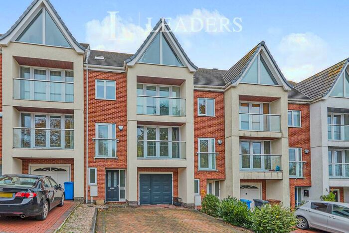 4 Bedroom Town House To Rent In Greenway Drive, Littleover, DE23