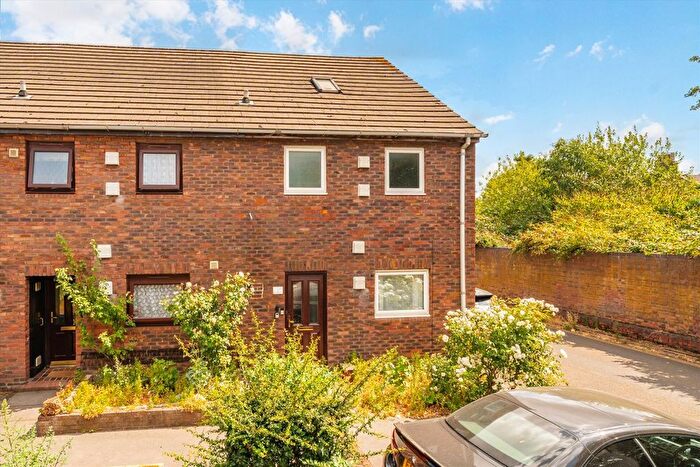 3 Bedroom Property For Sale In Layton Road, Brentford, TW8