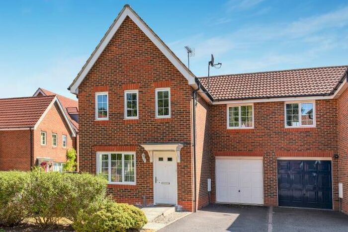 3 Bedroom Semi-Detached House To Rent In Chatsworth Park, Winnersh, RG41