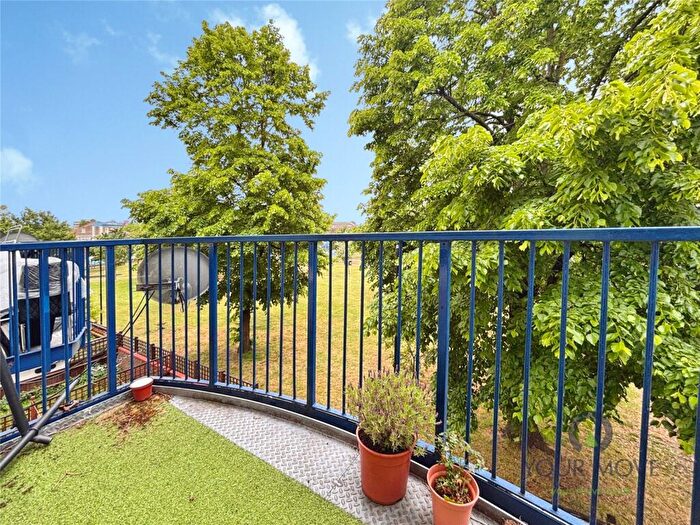 3 Bedroom Flat For Sale In Abinger Grove, London, SE8