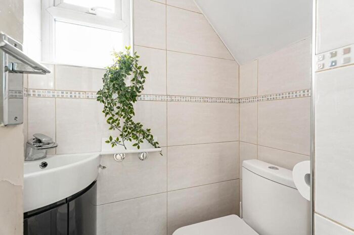 3 Bedroom House For Sale In Gloucester Gardens, Cockfosters, EN4