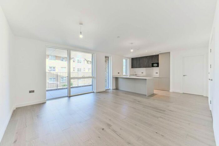 3 Bedroom Flat To Rent In Boulevard Point, Croydon, CR0