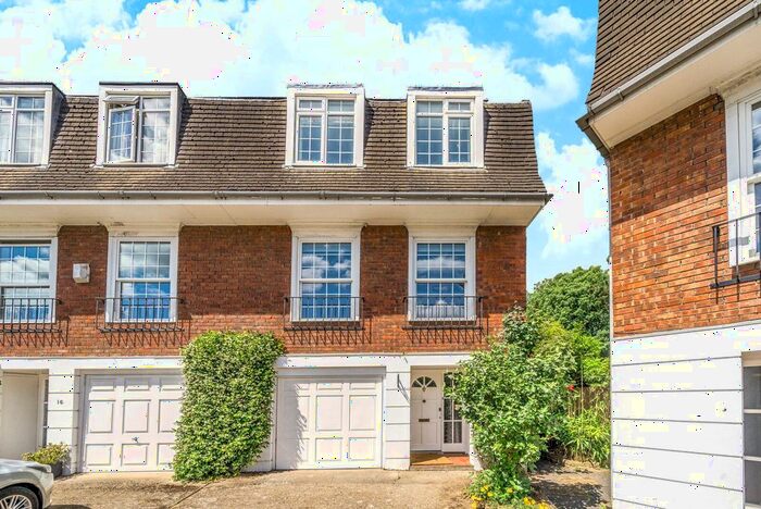 4 Bedroom Detached House To Rent In Langwood Chase, Teddington, TW11
