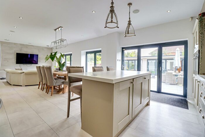 5 Bedroom Detached House For Sale In * Large Outbuilding With Shower Room * Dundonald Drive, Leigh-On-Sea, SS9