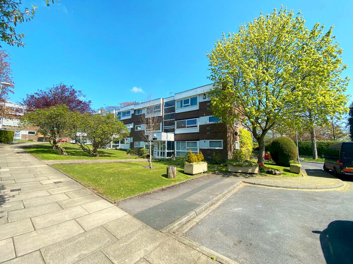 1 Bedroom Ground Flat To Rent In The Moorlands, Shadwell Lane, Leeds, West Yorkshire., LS17