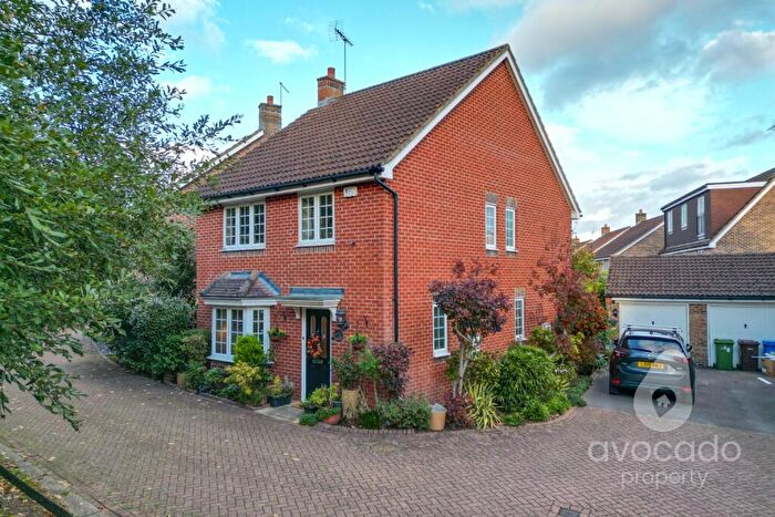 4 Bedroom Detached House For Sale In Woodland Walk, Aldershot, Hampshire, GU12