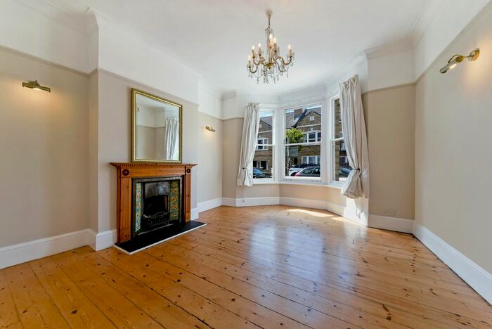 3 Bedroom Flat To Rent In Norroy Road, London, SW15