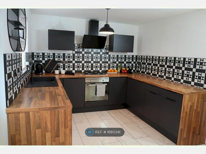 3 Bedroom Semi-Detached House To Rent In Lower Wortley Road, Leeds, LS12