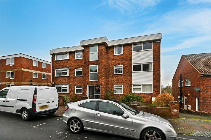 2 Bedroom Flat For Sale In Kings Avenue, Eastbourne, BN21