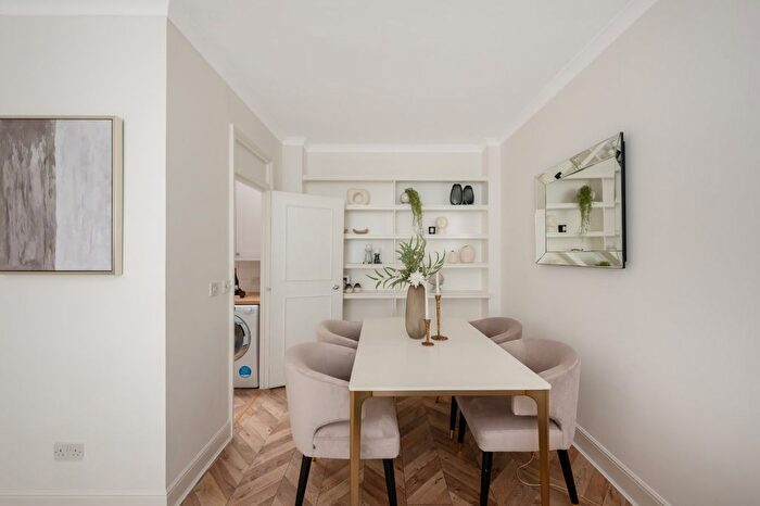 2 Bedroom Flat For Sale In De Vere Mews, Kensington, London, W8