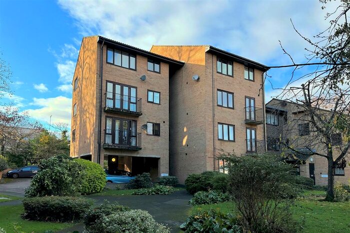 2 Bedroom Flat To Rent In The Rowans, Woking, GU22