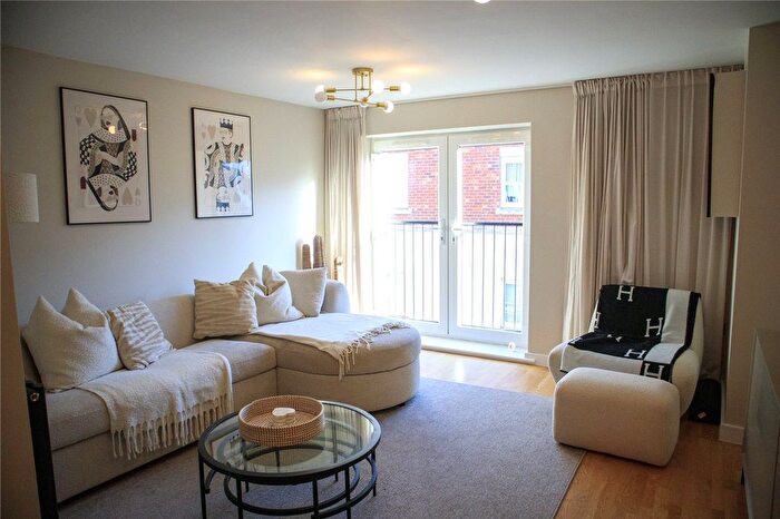 1 Bedroom Flat For Sale In Rosemount Avenue, West Byfleet, Surrey, KT14