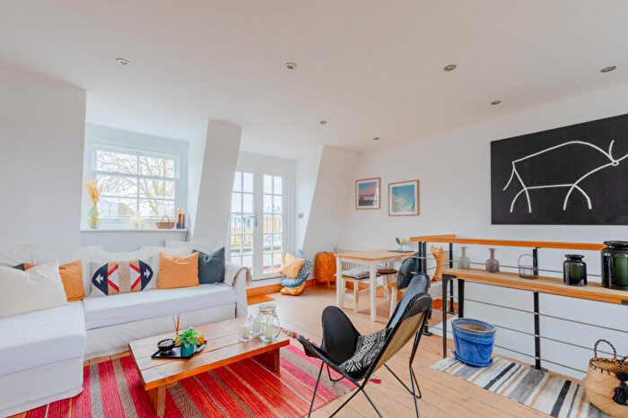 2 Bedroom Apartment To Rent In Barnsbury Street, London, N1