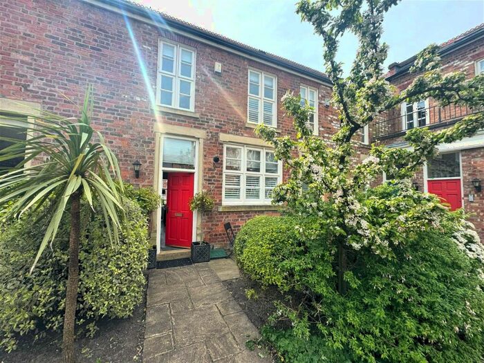 2 Bedroom Mews To Rent In The Court, Marine Gate Mansions, Promenade, Southport, Merseyside, PR9