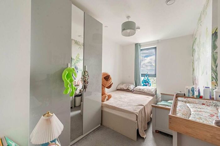 2 Bedroom Flat To Rent In Lakeside Drive, , Park Royal, NW10