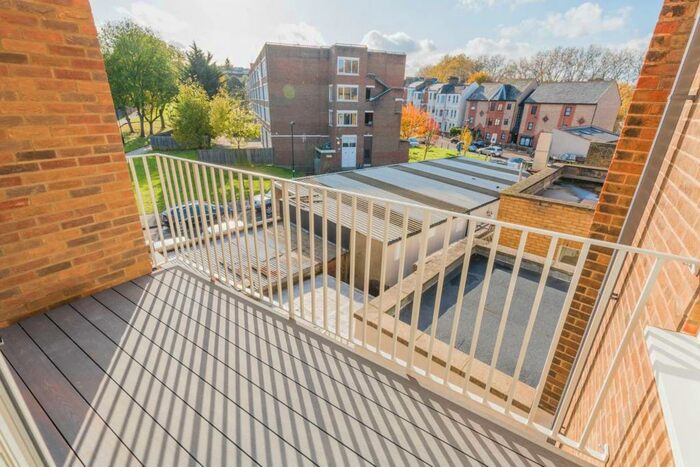 2 Bedroom Flat To Rent In High Street, Hornsey, London, N8