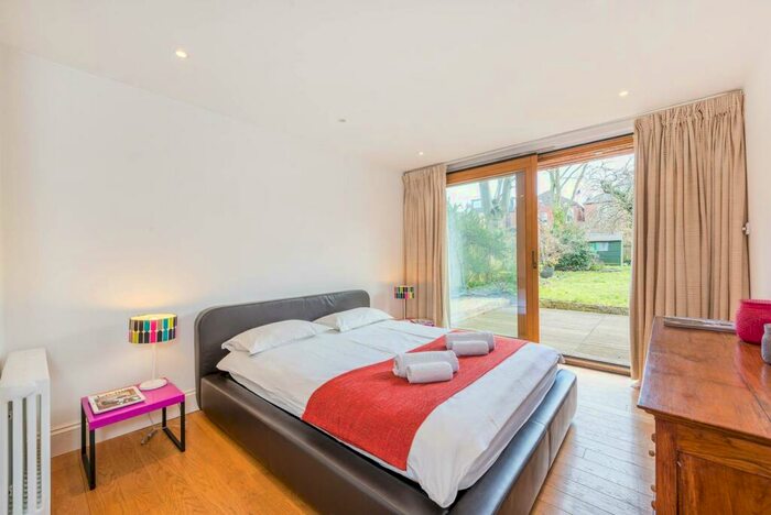 3 Bedroom Flat To Rent In Rondu Road, Cricklewood, London, NW2