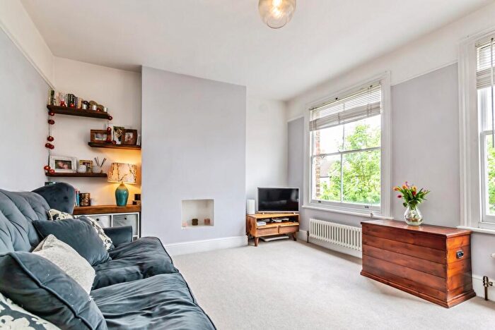 2 Bedroom Flat For Sale In Queen Mary Road, London, SE19