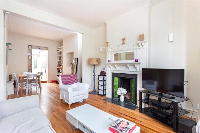 1 Bedroom Apartment To Rent In Gowrie Road, Battersea, SW11
